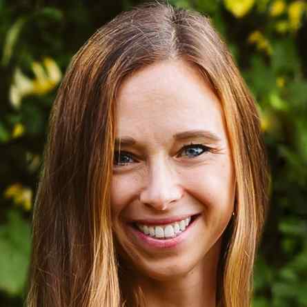 Dr. Sara Tomczyk